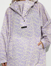 Laden Sie das Bild in den Galerie-Viewer, Wasserdichter Raincoat Leo Splashes Lavender/Grey von VIVI MARI im Oversize-Fit, aus 100 % recyceltem Polyester mit Kapuze, verstellbaren Manschetten, Taschen und modernem Leo-Muster – ideal für Stadt, Spaziergang oder Fahrrad
