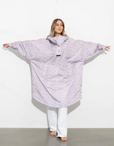 Wasserdichter Raincoat Leo Splashes Lavender/Grey von VIVI MARI im Oversize-Fit, aus 100 % recyceltem Polyester mit Kapuze, verstellbaren Manschetten, Taschen und modernem Leo-Muster – ideal für Stadt, Spaziergang oder Fahrrad