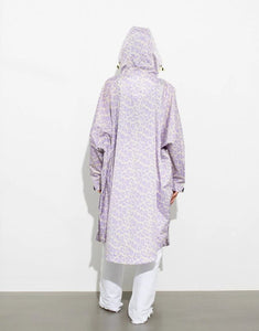Wasserdichter Raincoat Leo Splashes Lavender/Grey von VIVI MARI im Oversize-Fit, aus 100 % recyceltem Polyester mit Kapuze, verstellbaren Manschetten, Taschen und modernem Leo-Muster – ideal für Stadt, Spaziergang oder Fahrrad