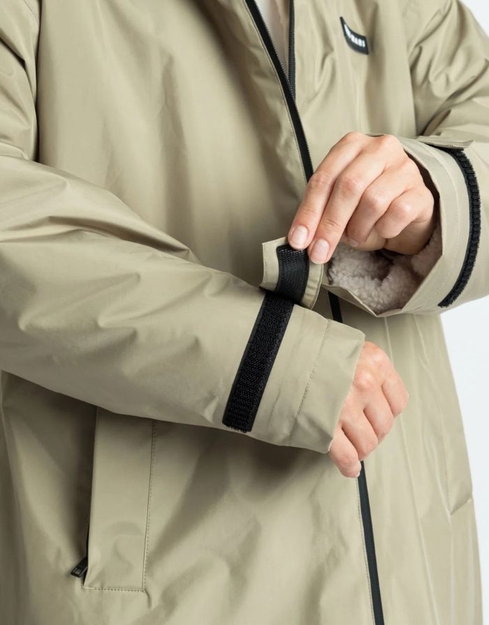 Wasserdichter VIVI MARI Rain Parker in Pale Olive mit weichem Teddy-Fleece, verstellbarer Kapuze und lockerem, längerem Schnitt Ärmel Nah