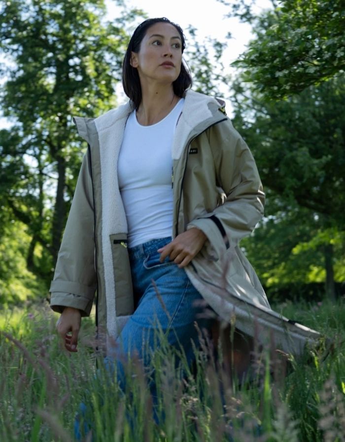 Wasserdichter VIVI MARI Rain Parker in Pale Olive mit weichem Teddy-Fleece, verstellbarer Kapuze und lockerem, längerem Schnitt.