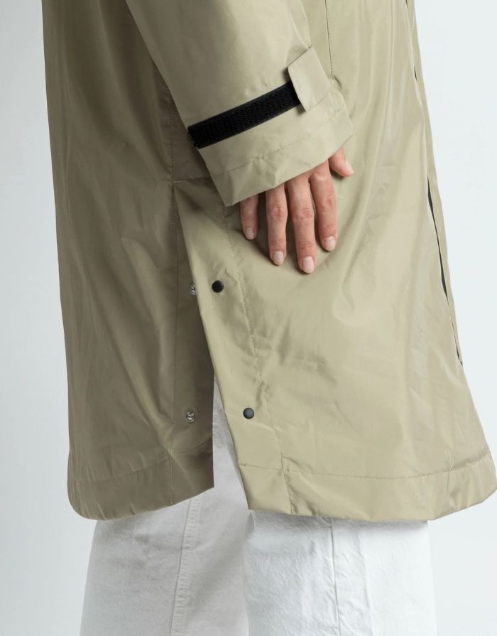 Wasserdichter VIVI MARI Rain Parker in Pale Olive mit weichem Teddy-Fleece, verstellbarer Kapuze und lockerem, längerem Schnitt.