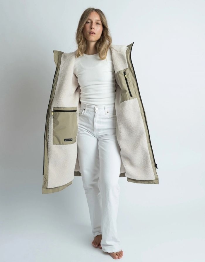 Wasserdichter VIVI MARI Rain Parker in Pale Olive mit weichem Teddy-Fleece, verstellbarer Kapuze und lockerem, längerem Schnitt Teddy Beige