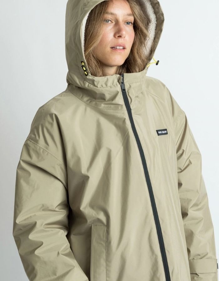 Wasserdichter VIVI MARI Rain Parker in Pale Olive mit weichem Teddy-Fleece, verstellbarer Kapuze und lockerem, längerem Schnitt.