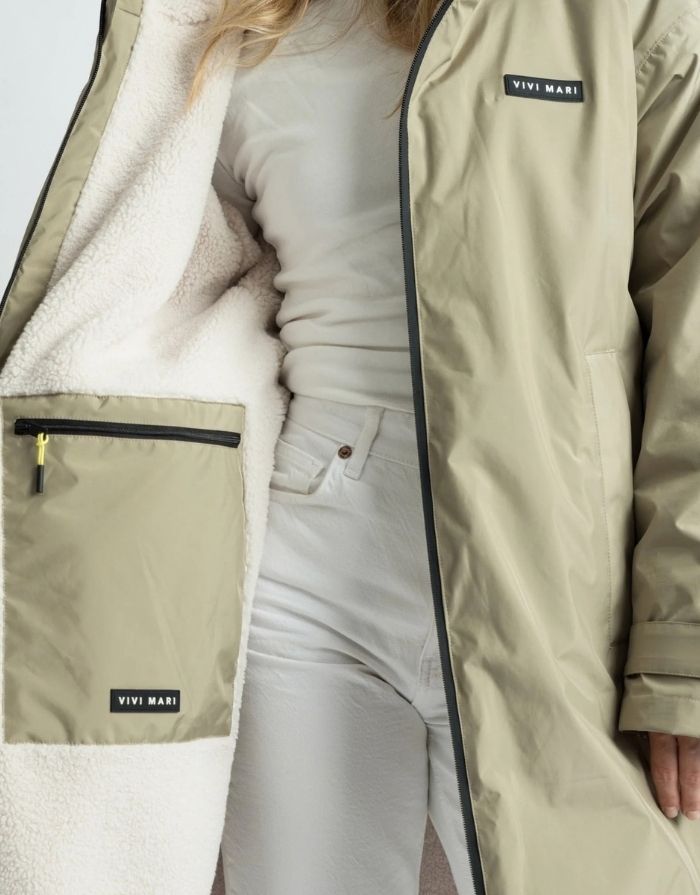Wasserdichter VIVI MARI Rain Parker in Pale Olive mit weichem Teddy-Fleece, verstellbarer Kapuze und lockerem, längerem Schnitt Regenmantel