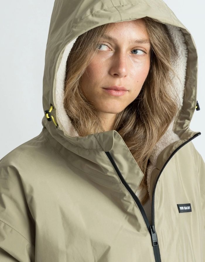 Wasserdichter VIVI MARI Rain Parker in Pale Olive mit weichem Teddy-Fleece, verstellbarer Kapuze und lockerem, längerem Schnitt.