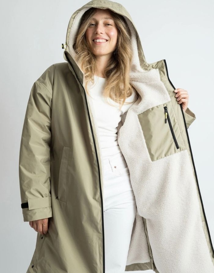Wasserdichter VIVI MARI Rain Parker in Pale Olive mit weichem Teddy-Fleece, verstellbarer Kapuze und lockerem, längerem Schnitt.