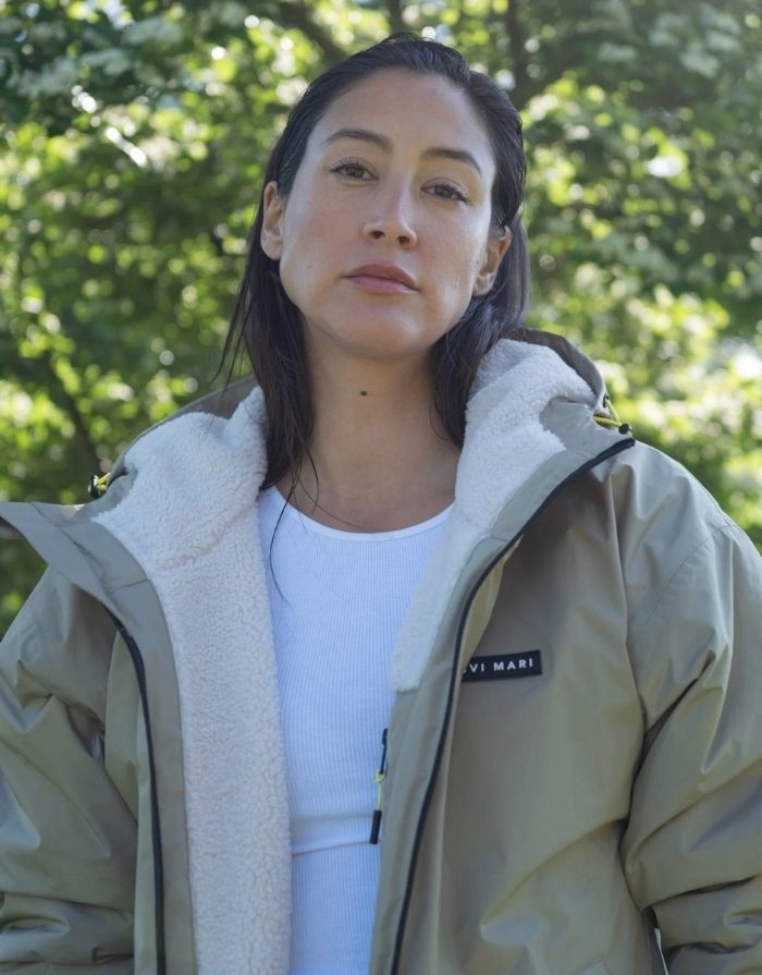 Wasserdichter VIVI MARI Rain Parker in Pale Olive mit weichem Teddy-Fleece, verstellbarer Kapuze und lockerem, längerem Schnitt.