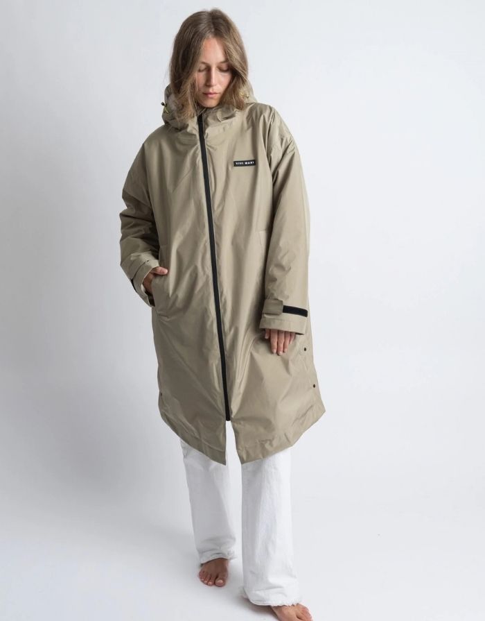 Wasserdichter VIVI MARI Rain Parker in Pale Olive mit weichem Teddy-Fleece, verstellbarer Kapuze und lockerem, längerem Schnitt geschlossen
