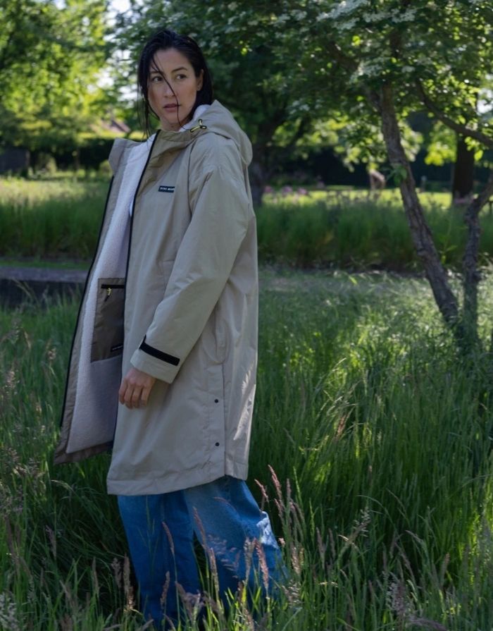 Wasserdichter VIVI MARI Rain Parker in Pale Olive mit weichem Teddy-Fleece, verstellbarer Kapuze und lockerem, längerem Schnitt.