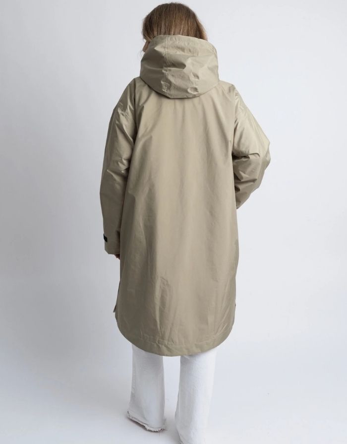 Wasserdichter VIVI MARI Rain Parker in Pale Olive mit weichem Teddy-Fleece, verstellbarer Kapuze und lockerem, längerem Schnitt Hinten