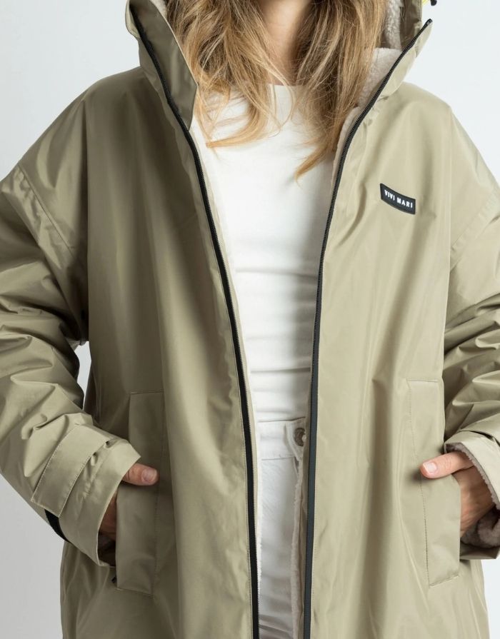 Wasserdichter VIVI MARI Rain Parker in Pale Olive mit weichem Teddy-Fleece, verstellbarer Kapuze und lockerem, längerem Schnitt.