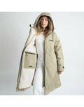 Wasserdichter VIVI MARI Rain Parker in Pale Olive mit weichem Teddy-Fleece, verstellbarer Kapuze und lockerem, längerem Schnitt Freisteller