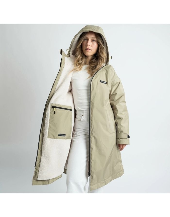 Wasserdichter VIVI MARI Rain Parker in Pale Olive mit weichem Teddy-Fleece, verstellbarer Kapuze und lockerem, längerem Schnitt Freisteller