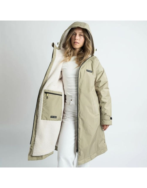 Wasserdichter VIVI MARI Rain Parker in Pale Olive mit weichem Teddy-Fleece, verstellbarer Kapuze und lockerem, längerem Schnitt Freisteller
