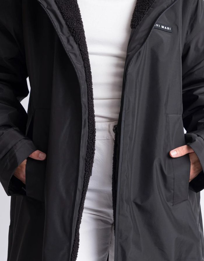 Schwarzer Rain Parker von Vivi Mari mit wasserdichtem Außenmaterial, kuscheligem Teddy-Fleece und lockerem Loose-Fit-Schnitt.