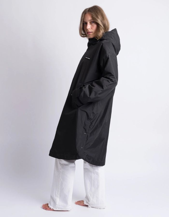 Schwarzer Rain Parker von Vivi Mari mit wasserdichtem Außenmaterial, kuscheligem Teddy-Fleece und lockerem Loose-Fit-Schnitt.