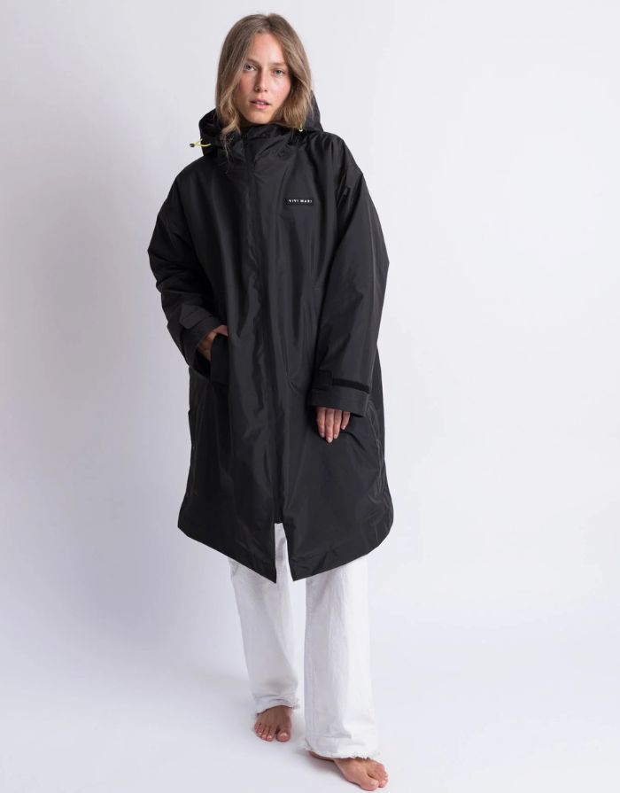 Schwarzer Rain Parker von Vivi Mari mit wasserdichtem Außenmaterial, kuscheligem Teddy-Fleece und lockerem Loose-Fit-Schnitt.
