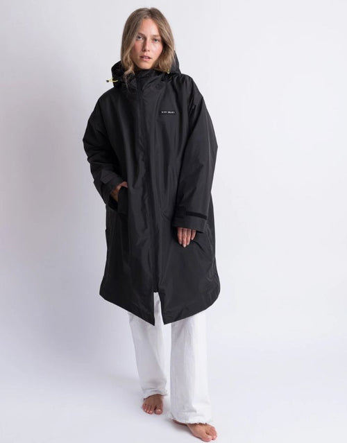 Schwarzer Rain Parker von Vivi Mari mit wasserdichtem Außenmaterial, kuscheligem Teddy-Fleece und lockerem Loose-Fit-Schnitt.