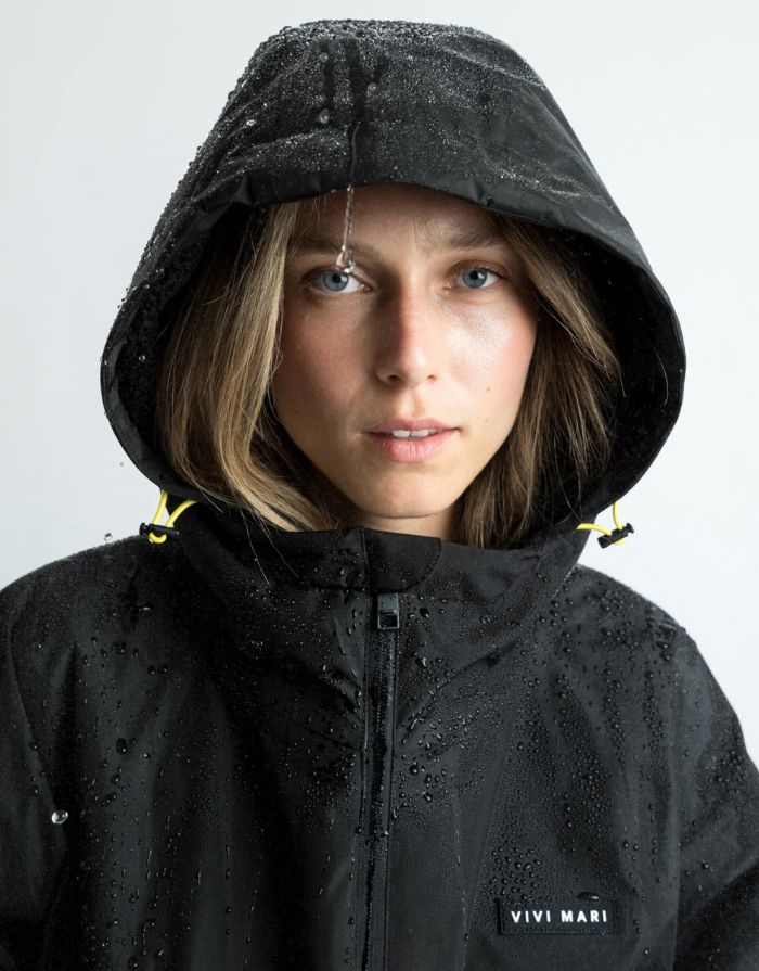 Schwarzer Rain Parker von Vivi Mari mit wasserdichtem Außenmaterial, kuscheligem Teddy-Fleece und lockerem Loose-Fit-Schnitt Kapuze
