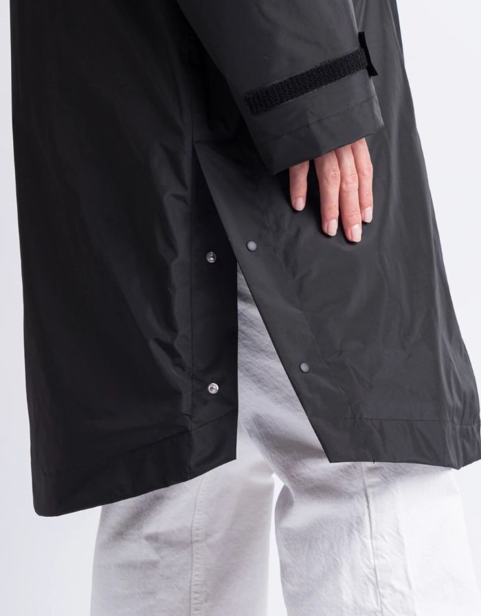 Schwarzer Rain Parker von Vivi Mari mit wasserdichtem Außenmaterial, kuscheligem Teddy-Fleece und lockerem Loose-Fit-Schnitt Seitlich
