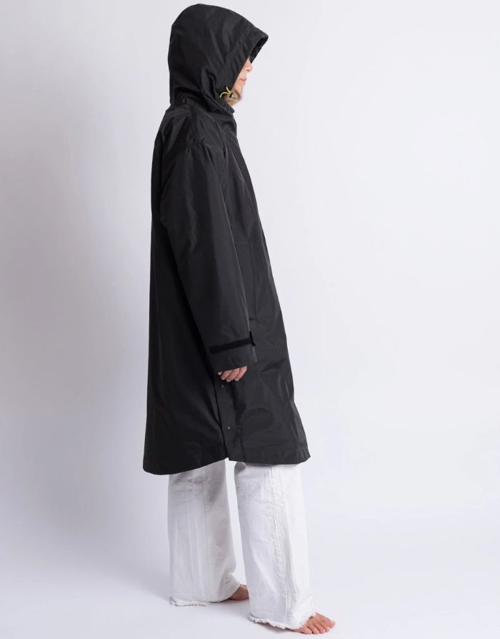 Schwarzer Rain Parker von Vivi Mari mit wasserdichtem Außenmaterial, kuscheligem Teddy-Fleece und lockerem Loose-Fit-Schnitt.