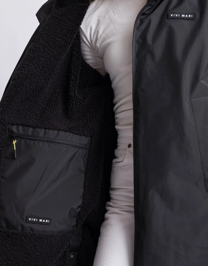Schwarzer Rain Parker von Vivi Mari mit wasserdichtem Außenmaterial, kuscheligem Teddy-Fleece und lockerem Loose-Fit-Schnitt.