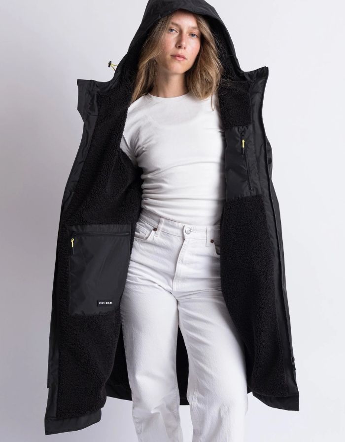 Schwarzer Rain Parker von Vivi Mari mit wasserdichtem Außenmaterial, kuscheligem Teddy-Fleece und lockerem Loose-Fit-Schnitt.