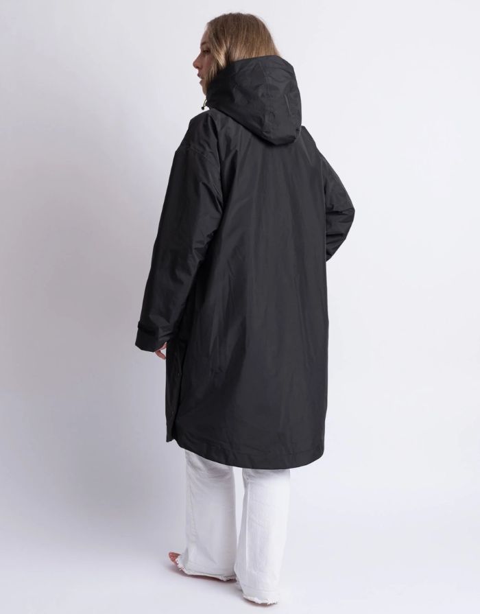 Schwarzer Rain Parker von Vivi Mari mit wasserdichtem Außenmaterial, kuscheligem Teddy-Fleece und lockerem Loose-Fit-Schnitt.