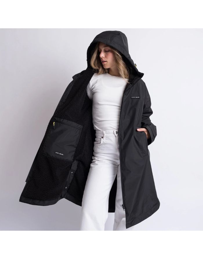 Schwarzer Rain Parker von Vivi Mari mit wasserdichtem Außenmaterial, kuscheligem Teddy-Fleece und lockerem Loose-Fit-Schnitt.