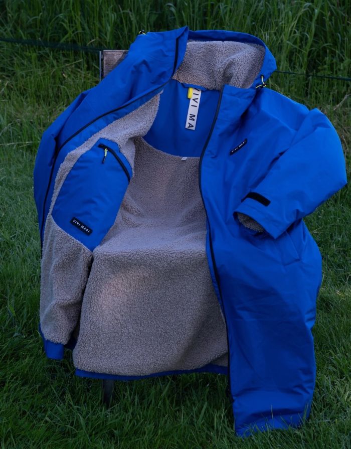 Blauer Rain Parker von VIVI MARI mit stonefarbenem Teddy-Fleece, wasserdichtem Außenmaterial und lockerem Loose-Fit-Schnitt.