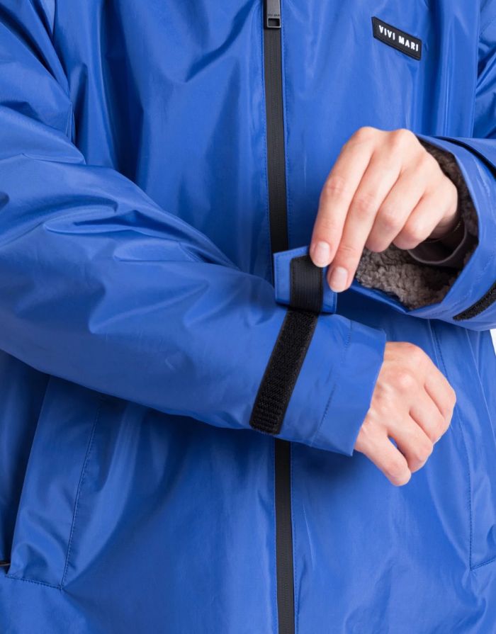 Blauer Rain Parker von VIVI MARI mit stonefarbenem Teddy-Fleece, wasserdichtem Außenmaterial und lockerem Loose-Fit-Schnitt Arm