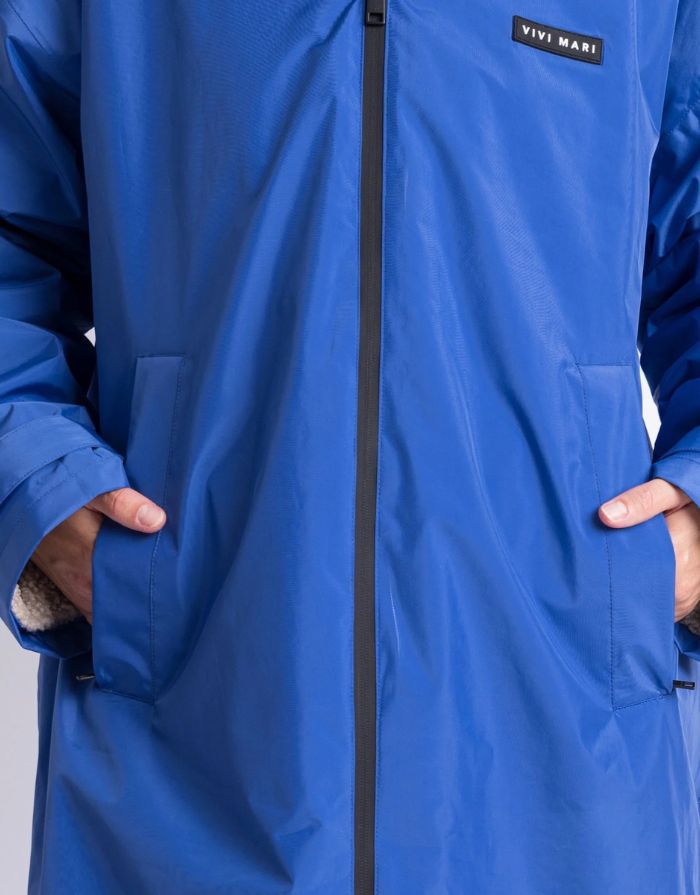 Blauer Rain Parker von VIVI MARI mit stonefarbenem Teddy-Fleece, wasserdichtem Außenmaterial und lockerem Loose-Fit-Schnitt.