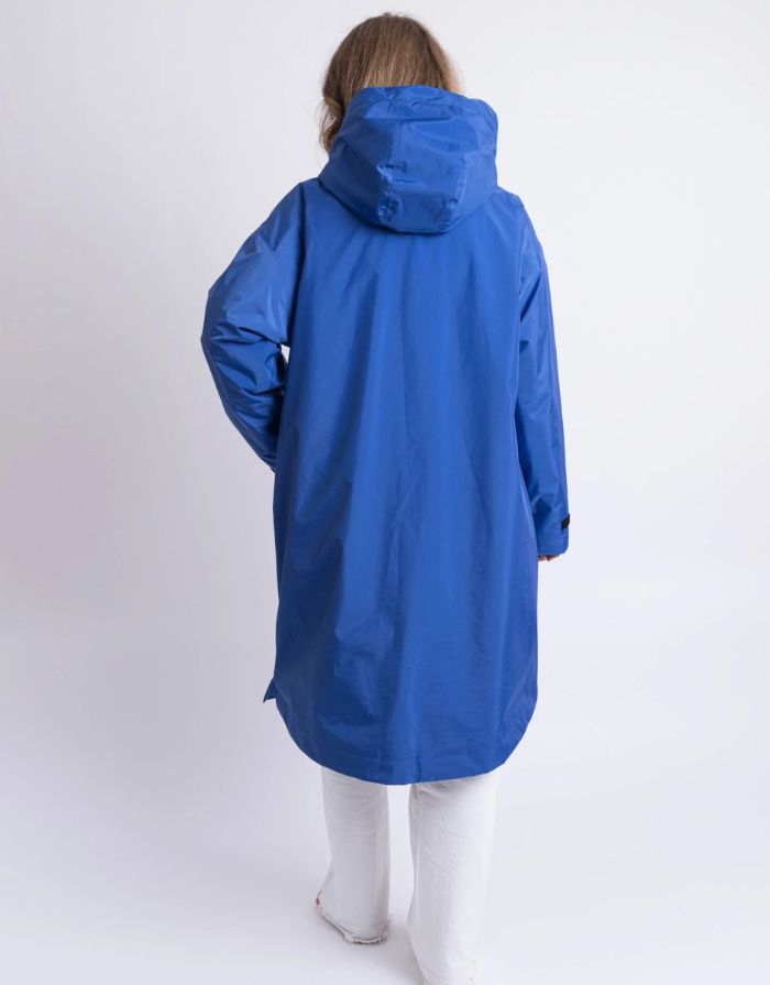 Blauer Rain Parker von VIVI MARI mit stonefarbenem Teddy-Fleece, wasserdichtem Außenmaterial und lockerem Loose-Fit-Schnitt Hinten