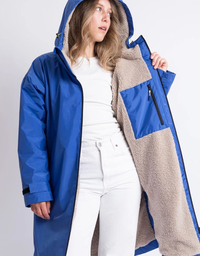 Blauer Rain Parker von VIVI MARI mit stonefarbenem Teddy-Fleece, wasserdichtem Außenmaterial und lockerem Loose-Fit-Schnitt Innen