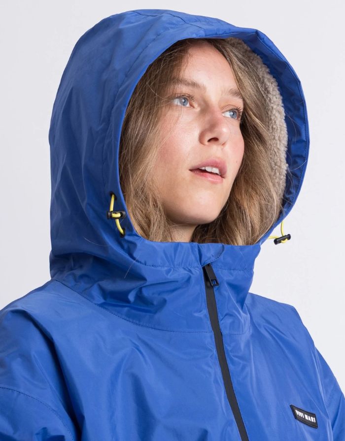 Blauer Rain Parker von VIVI MARI mit stonefarbenem Teddy-Fleece, wasserdichtem Außenmaterial und lockerem Loose-Fit-Schnitt