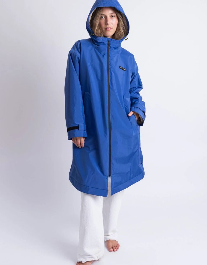 Blauer Rain Parker von VIVI MARI mit stonefarbenem Teddy-Fleece, wasserdichtem Außenmaterial und lockerem Loose-Fit-Schnitt.