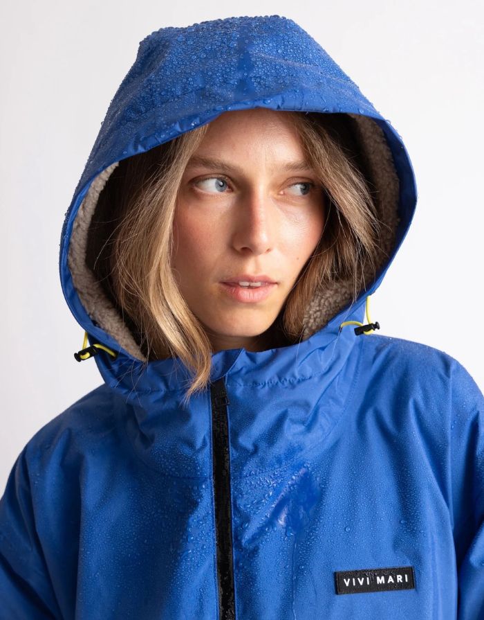 Blauer Rain Parker von VIVI MARI mit stonefarbenem Teddy-Fleece, wasserdichtem Außenmaterial und lockerem Loose-Fit-Schnitt Nah