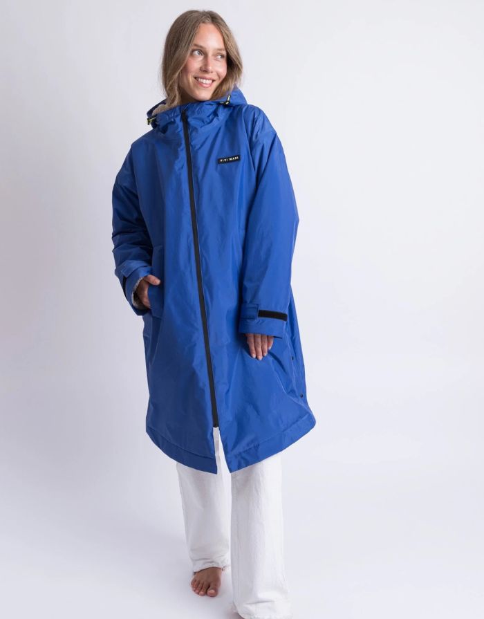Blauer Rain Parker von VIVI MARI mit stonefarbenem Teddy-Fleece, wasserdichtem Außenmaterial und lockerem Loose-Fit-Schnitt.