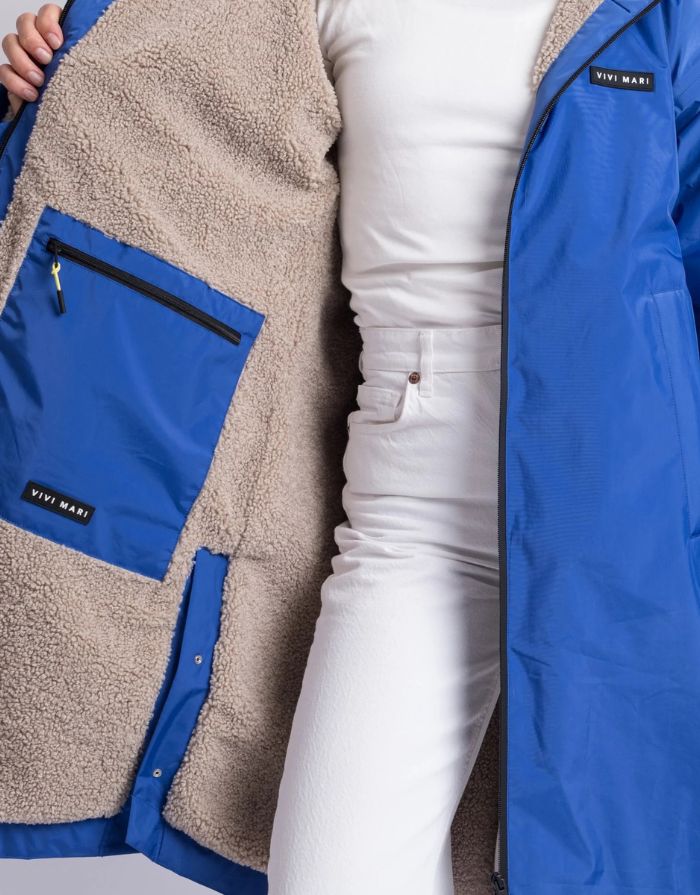 Blauer Rain Parker von VIVI MARI mit stonefarbenem Teddy-Fleece, wasserdichtem Außenmaterial und lockerem Loose-Fit-Schnitt.