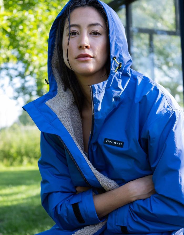 Blauer Rain Parker von VIVI MARI mit stonefarbenem Teddy-Fleece, wasserdichtem Außenmaterial und lockerem Loose-Fit-Schnitt.