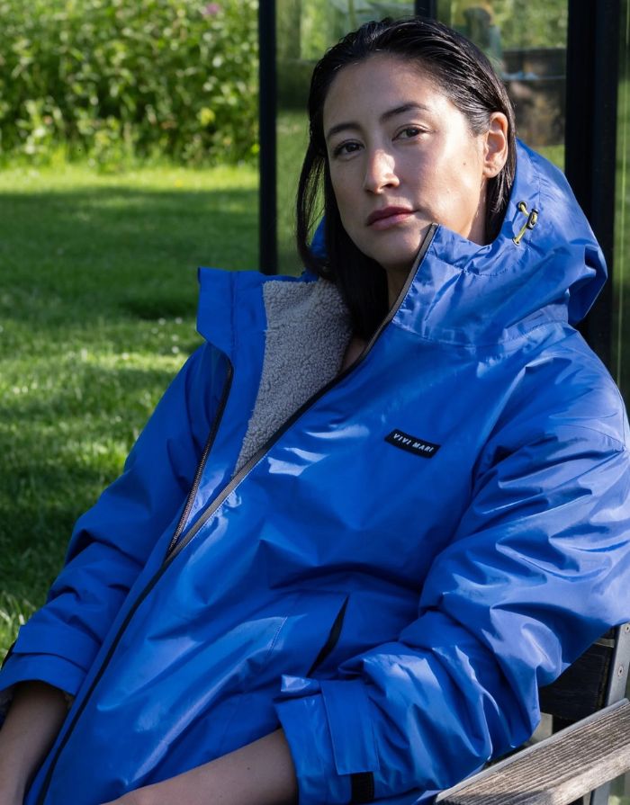 Blauer Rain Parker von VIVI MARI mit stonefarbenem Teddy-Fleece, wasserdichtem Außenmaterial und lockerem Loose-Fit-Schnitt.