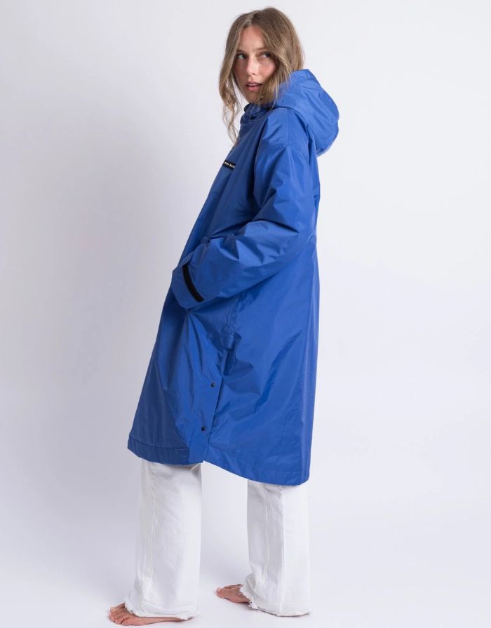 Blue Parker von VIVI MARI mit stonefarbenem Teddy-Fleece, wasserdichtem Außenmaterial und lockerem Loose-Fit-Schnitt.