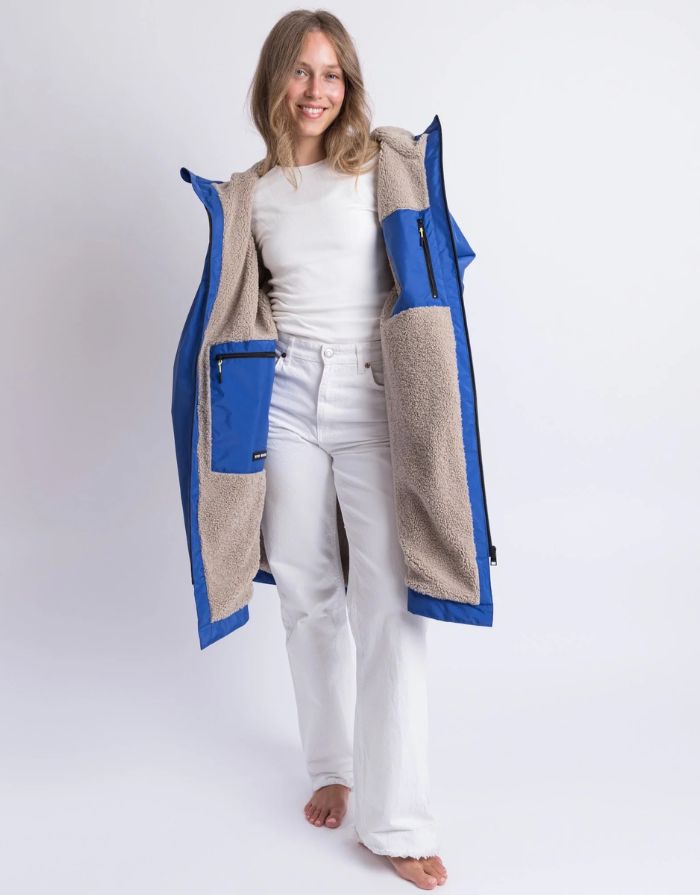 Regenparker von VIVI MARI mit stonefarbenem Teddy-Fleece, wasserdichtem Außenmaterial und lockerem Loose-Fit-Schnitt.