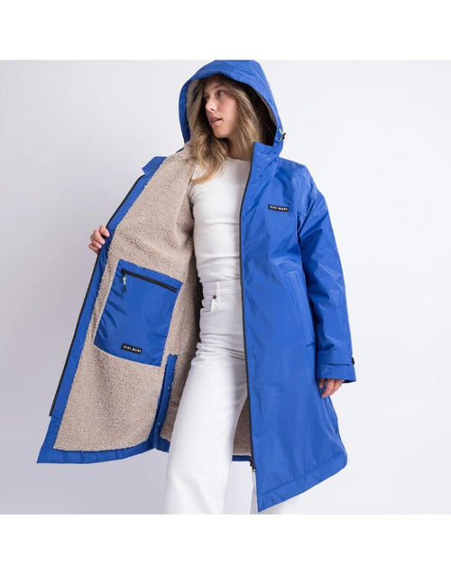 Blauer Rain Parker von VIVI MARI mit stonefarbenem Teddy-Fleece, wasserdichtem Außenmaterial und lockerem Loose-Fit-Schnitt.