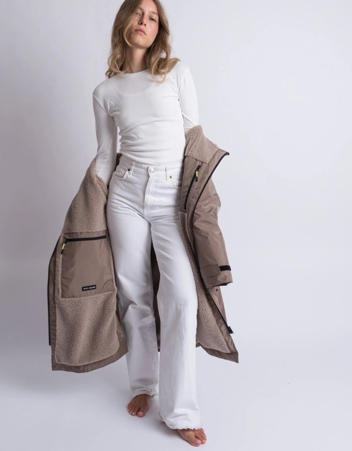 Mushroomfarbener Rain Parker von VIVI MARI mit kuscheligem Teddy-Fleece, wasserdichtem Außenmaterial und lockerem Loose-Fit-Schnitt.
