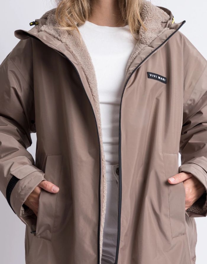 Mushroomfarbener Rain Parker von VIVI MARI mit kuscheligem Teddy-Fleece, wasserdichtem Außenmaterial und lockerem Loose-Fit-Schnitt.