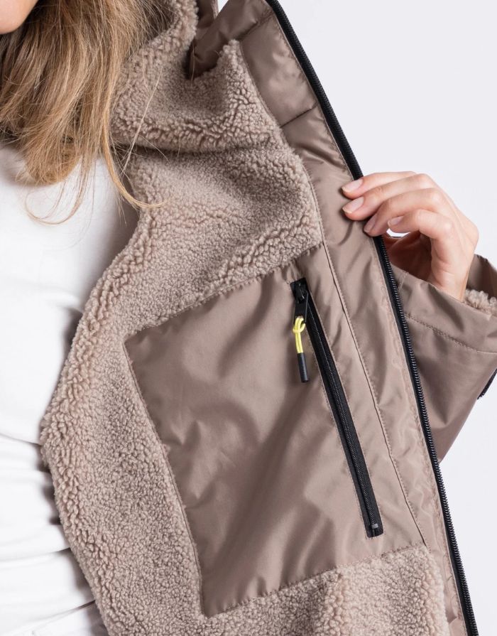 Mushroomfarbener Rain Parker von VIVI MARI mit kuscheligem Teddy-Fleece, wasserdichtem Außenmaterial und lockerem Loose-Fit-Schnitt.