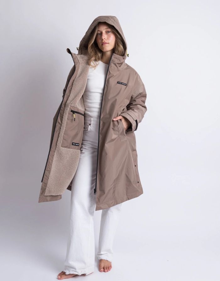 Mushroomfarbener Rain Parker von VIVI MARI mit kuscheligem Teddy-Fleece, wasserdichtem Außenmaterial und lockerem Loose-Fit-Schnitt.