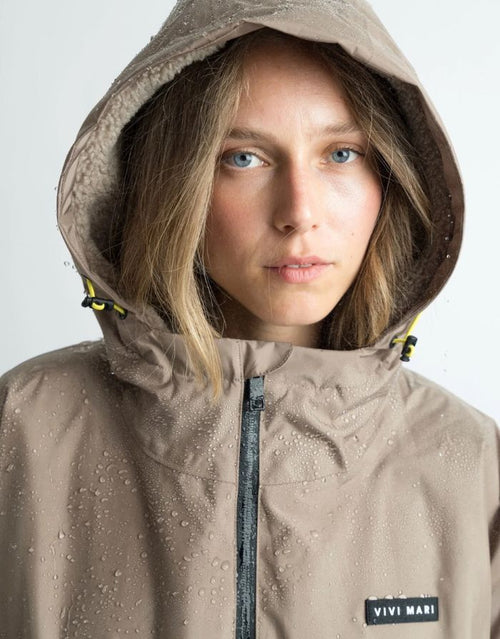 Mushroomfarbener Rain Parker von VIVI MARI mit kuscheligem Teddy-Fleece, wasserdichtem Außenmaterial und lockerem Loose-Fit-Schnitt.